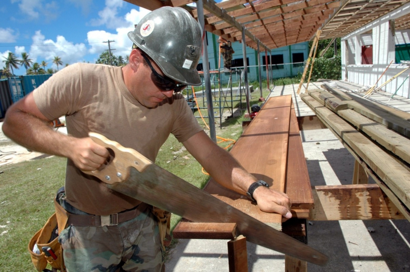 charpentier-MASSOINS-min_worker_construction_building_carpenter_male_job_build_helmet-893290